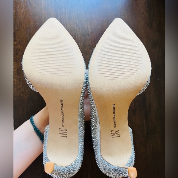 Women's Embellished Pointed Toe Pumps​ - Picture 4 of 5